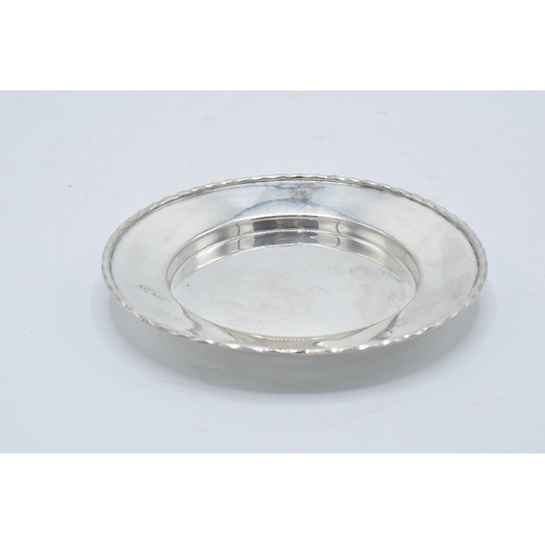 332 - A silver circular tray / plate. 13.5cm diameter. 93.1 grams. Sheffield 1910. Henry Pidduck and Sons.