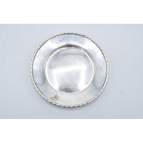 332 - A silver circular tray / plate. 13.5cm diameter. 93.1 grams. Sheffield 1910. Henry Pidduck and Sons.