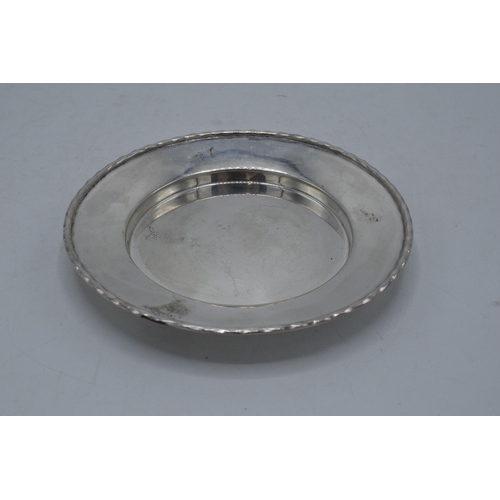 332 - A silver circular tray / plate. 13.5cm diameter. 93.1 grams. Sheffield 1910. Henry Pidduck and Sons.