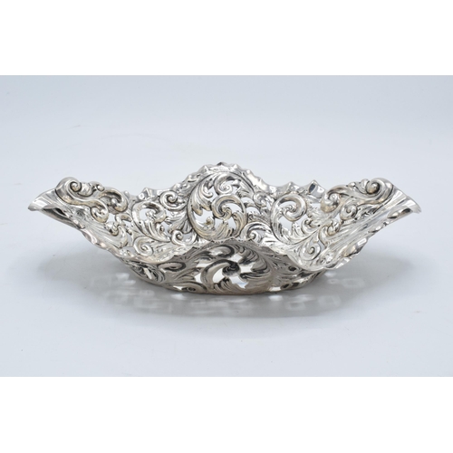 337 - An ornate silver basket hallmarked for London 1904. 210.5 grams. 25cm wide. With inscription. In goo... 