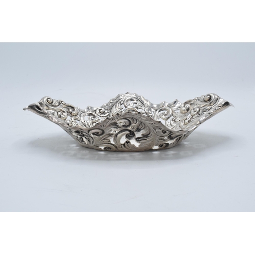 337 - An ornate silver basket hallmarked for London 1904. 210.5 grams. 25cm wide. With inscription. In goo... 