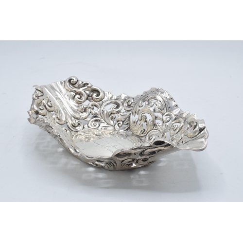 337 - An ornate silver basket hallmarked for London 1904. 210.5 grams. 25cm wide. With inscription. In goo... 