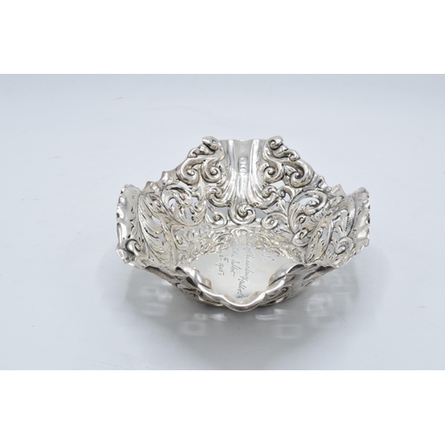 337 - An ornate silver basket hallmarked for London 1904. 210.5 grams. 25cm wide. With inscription. In goo... 