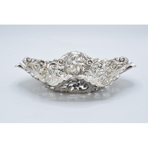 337 - An ornate silver basket hallmarked for London 1904. 210.5 grams. 25cm wide. With inscription. In goo... 