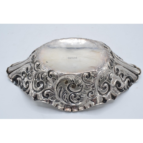 337 - An ornate silver basket hallmarked for London 1904. 210.5 grams. 25cm wide. With inscription. In goo... 