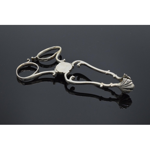 339 - A pair of George III silver sugar nips / tongs. 33.3 grams.