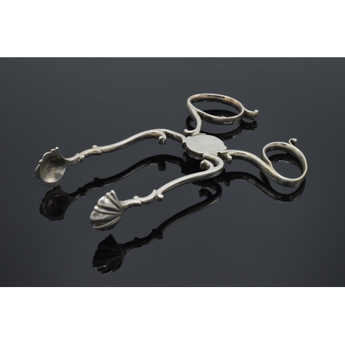 339 - A pair of George III silver sugar nips / tongs. 33.3 grams.