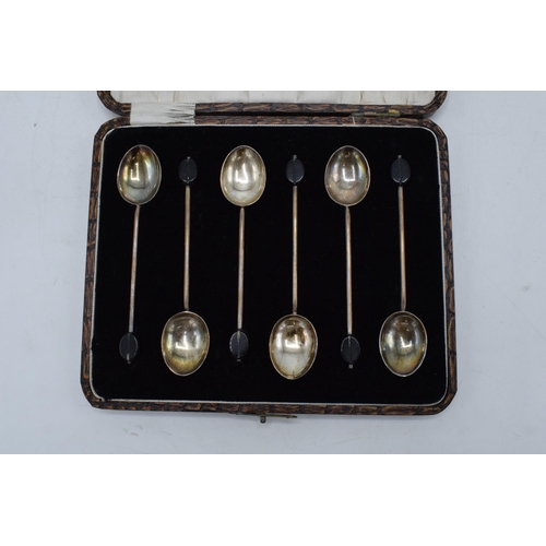 379 - A cased set of 6 silver spoons with decoration to handle in a fitted case. Birmingham 1924. 37.7 gra... 