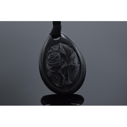 552 - A large Victorian Whitby Jet carved pendant. 5.5cm tall. In good condition.