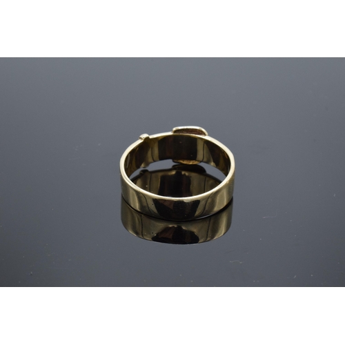 559 - A large Gentlemans 9ct gold ring in the form of a buckle. UK size Z+2. 6.2 grams.