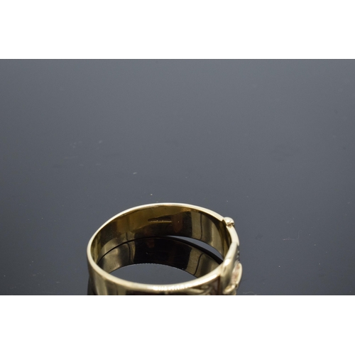 559 - A large Gentlemans 9ct gold ring in the form of a buckle. UK size Z+2. 6.2 grams.