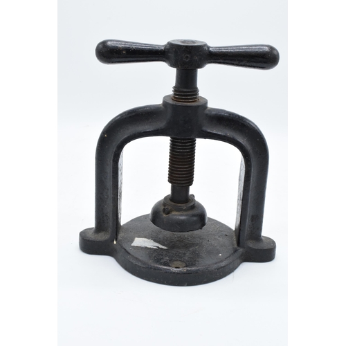 154 - A Victorian cast iron heavy duty golf ball or similar screw down press. 20cm wide. In good condition... 