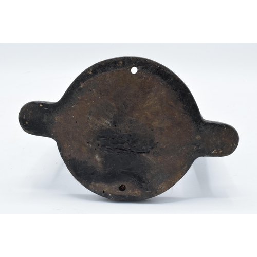 154 - A Victorian cast iron heavy duty golf ball or similar screw down press. 20cm wide. In good condition... 