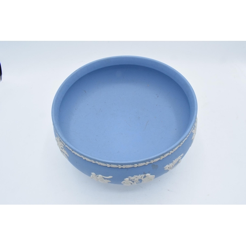 80 - Wedgwood blue Jasperware pedestal bowl. 22cm diameter. In good condition with no obvious damage or r... 