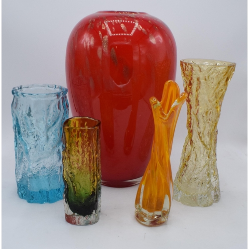 91 - A collection of assorted art / studio glass in the form of vases with different designs etc (5). Con... 