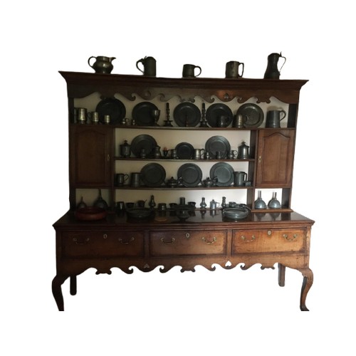 370 - George III oak dresser base with later rack with ogee moulded cornice with cabriole legs (very good ... 
