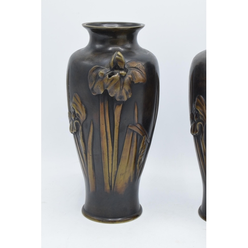 85A - A quality pair of late 19th century Japanese Meiji period
(1868 - 1912) patinated bronze vases
decor... 