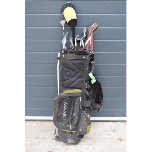 224 - A collection of golf clubs in a Maxfli golfing bag with brands to include Wilson, Hippo etc. Will ne... 