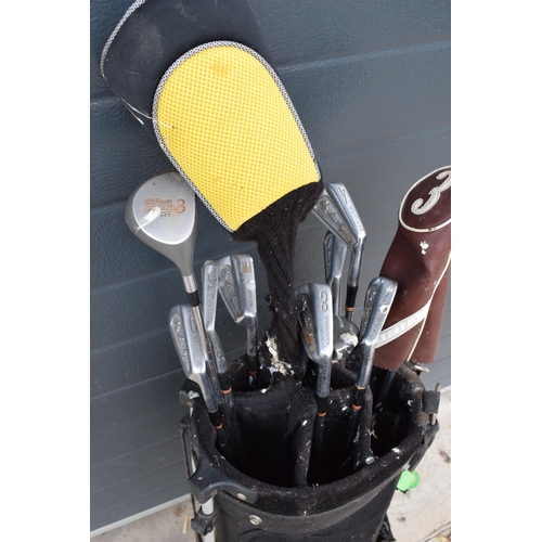 224 - A collection of golf clubs in a Maxfli golfing bag with brands to include Wilson, Hippo etc. Will ne... 