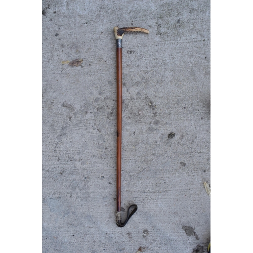 231 - A late 19th / early 20th century riding crop with a silver collar together with an antler handle.  8... 