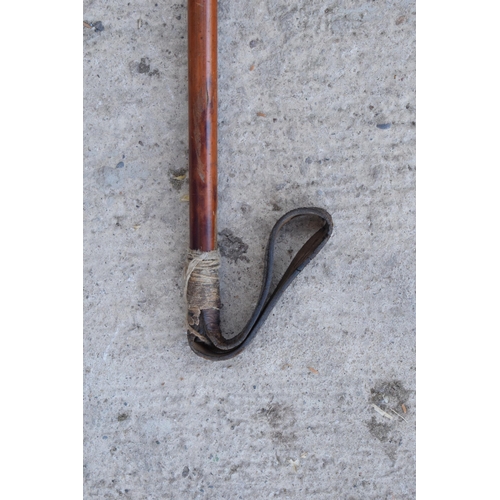 231 - A late 19th / early 20th century riding crop with a silver collar together with an antler handle.  8... 