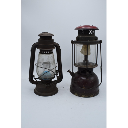 241 - An original Bialaddin paraffin lamp together with a similar smaller example (2). Tallest 34cm tall.