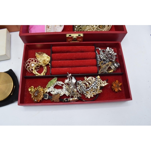 267 - A collection of costume jewellery to include a Wedgwood brooch, a Stratton compact, brooches, silver... 