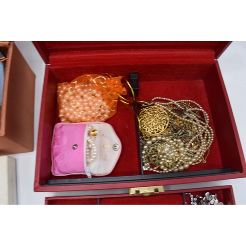 267 - A collection of costume jewellery to include a Wedgwood brooch, a Stratton compact, brooches, silver... 