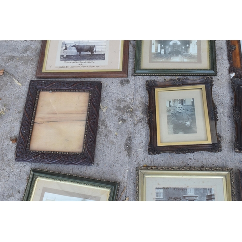 284 - A good collection of 19th and 20th century photo frames with subjects to include carved wooden examp... 