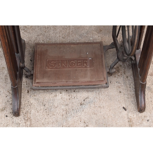 303 - An early 20th century folding Singer sewing machine table. All folds / expands well. Untested. 87 x ... 