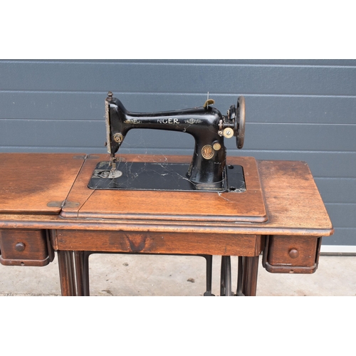 303 - An early 20th century folding Singer sewing machine table. All folds / expands well. Untested. 87 x ... 