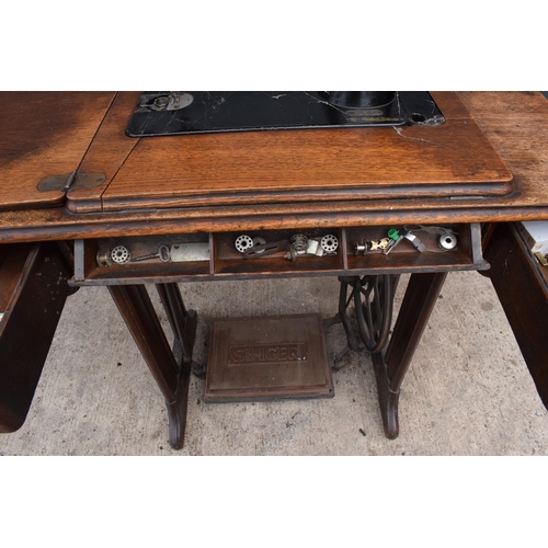 303 - An early 20th century folding Singer sewing machine table. All folds / expands well. Untested. 87 x ... 