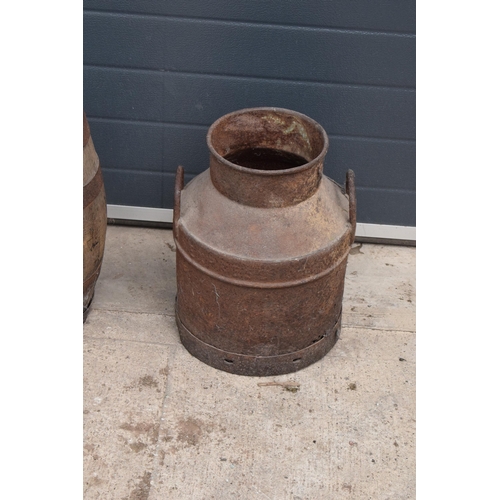 315 - A vintage metal milk churn together with a coopered wooden barrel (2). In good functional condition ... 