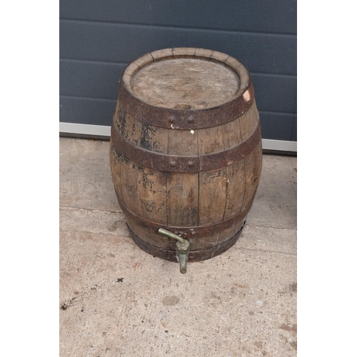 315 - A vintage metal milk churn together with a coopered wooden barrel (2). In good functional condition ... 