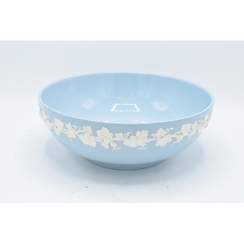 70 - Wedgwood Queensware fruit bowl 27cm diameter. In good condition with no obvious damage or restoratio... 