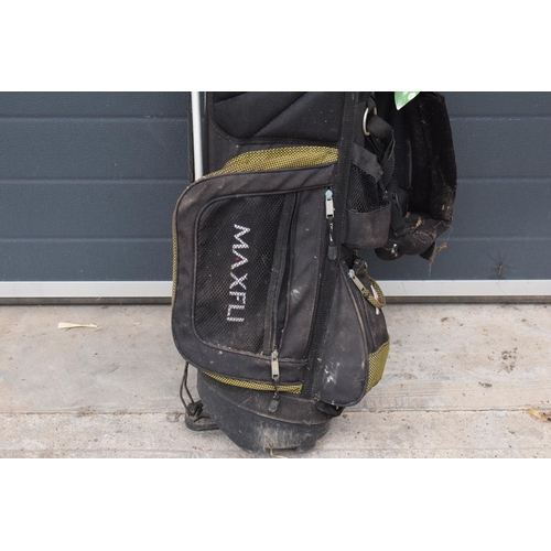 299 - A collection of golf clubs in a Maxfli golfing bag with brands to include Wilson, Hippo etc. Will ne... 