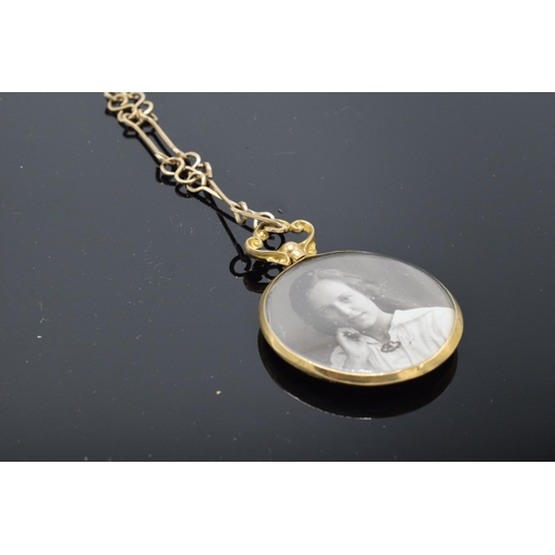 224 - A 9ct gold double-sided share locket with hallmarks on an associated metal chain. Gross weight of lo... 