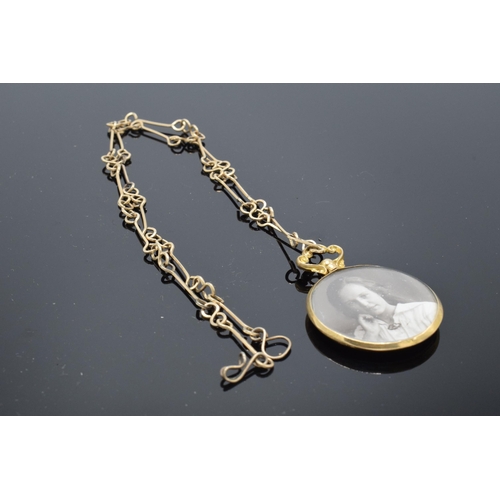 224 - A 9ct gold double-sided share locket with hallmarks on an associated metal chain. Gross weight of lo... 