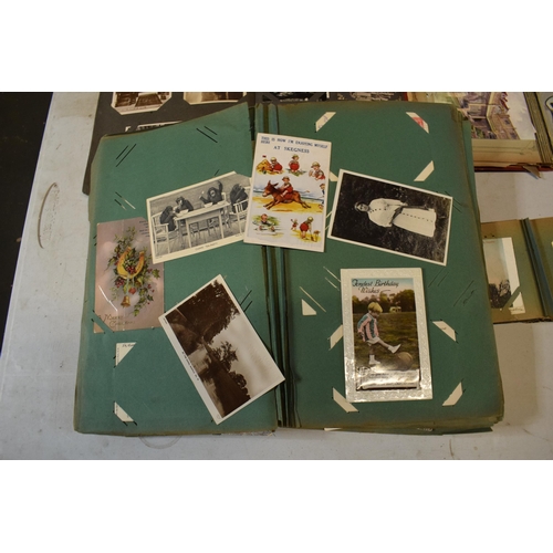 256 - A collection of post card albums to include British and foreign contents to include late 19th and 20... 