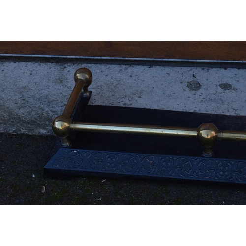 304 - A Victorian brass and metal fire fender. 130 x 32cm.