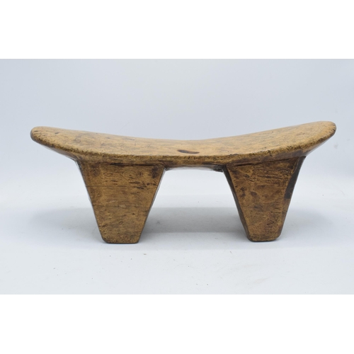 331 - An early to mid 20th carved wooden headrest, believed to be of African origin. 43cm long.