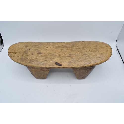 331 - An early to mid 20th carved wooden headrest, believed to be of African origin. 43cm long.