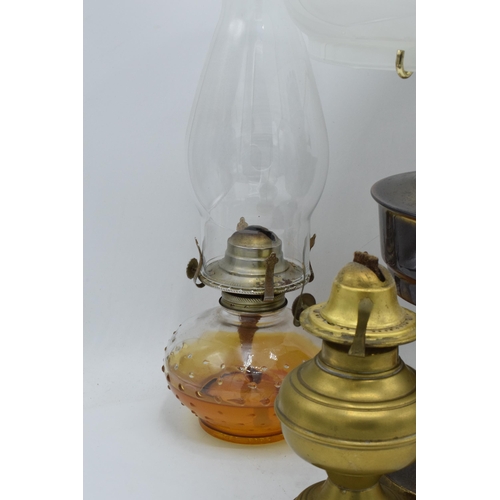 347 - A collection of vintage oil lamps to include brass examples with associated shades and chimneys (4).... 