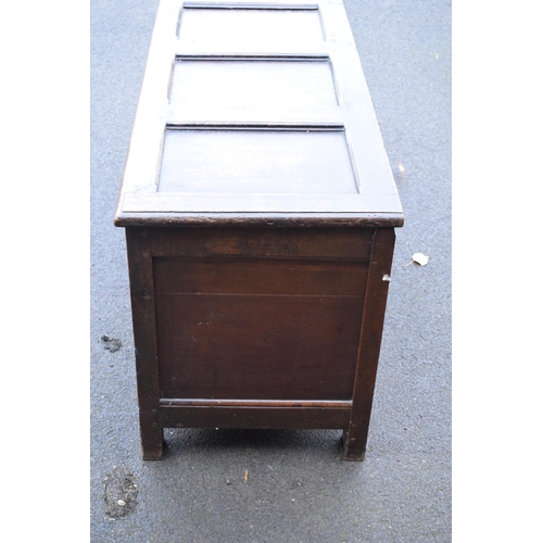 350 - A late 18th / early 19th century 3 panel oak coffer with hinged lid. 115 x 51 x 64cm tall. In good f... 