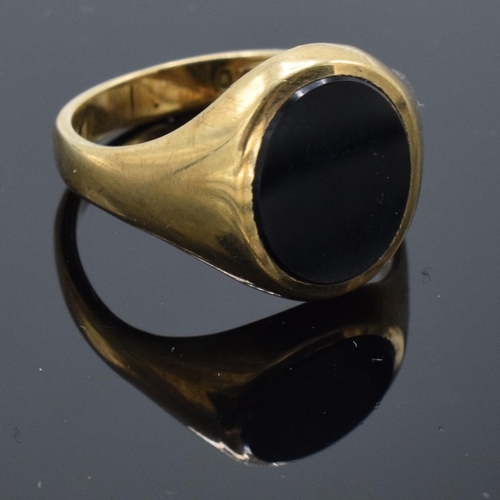 230C - 9ct gold gents signet ring set with onyx or similar stone. Size Q/R. 4.1 grams.