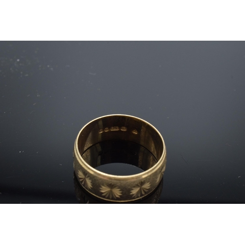 230F - 9ct gold ring. 4.3 grams. Size P.