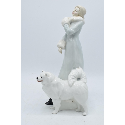 139A - Royal Doulton Reflections figure A Winter's Walk HN3052. In good condition with no obvious damage or... 