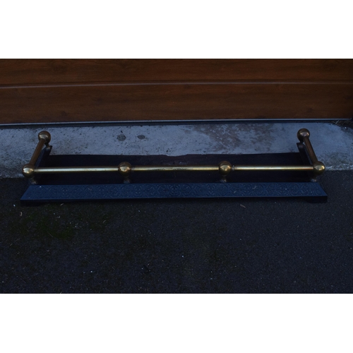 400 - A Victorian brass and metal fire fender. 130 x 32cm.