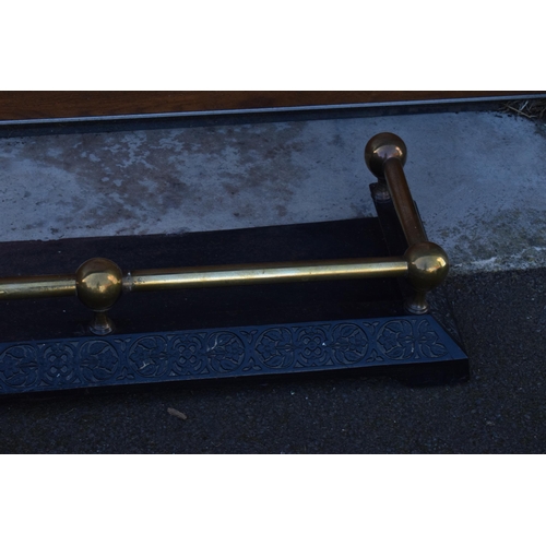 400 - A Victorian brass and metal fire fender. 130 x 32cm.