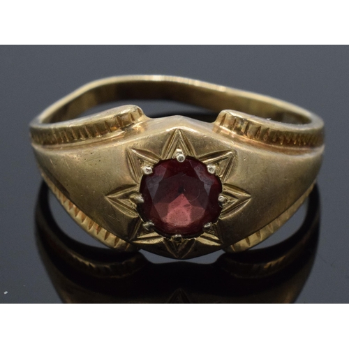 203N - 9ct gold ring set with a garnet. 4.1 grams. UK size Z. Slightly mis-shaped.